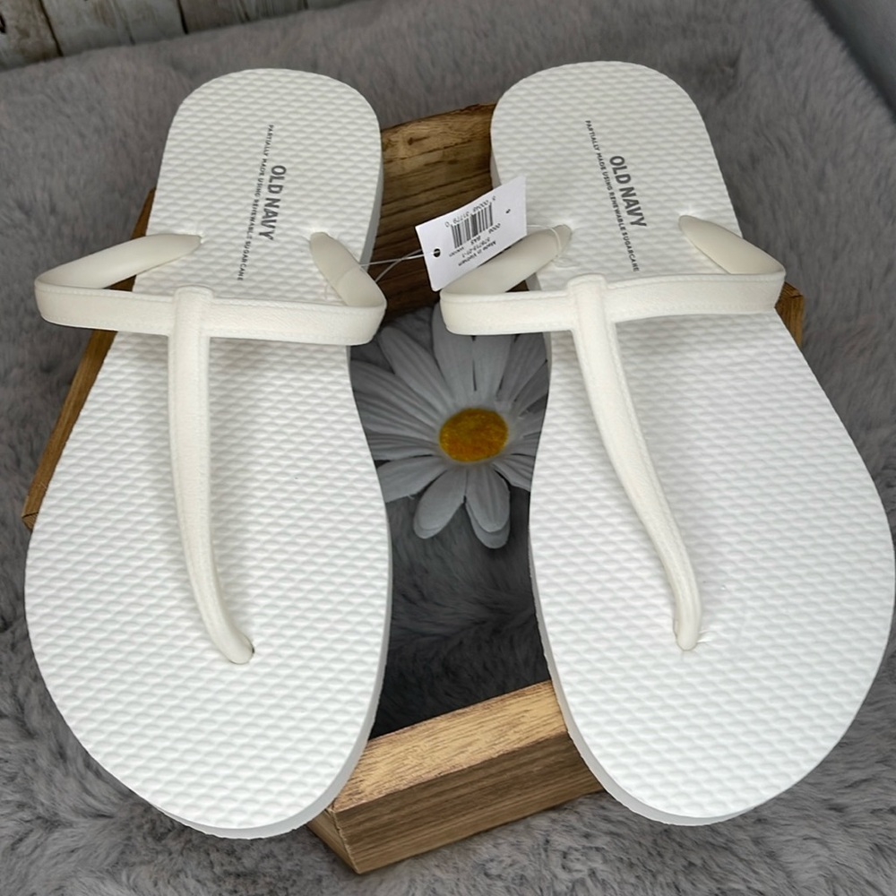 Old Navy White Flip Flops, Women’s Size 6